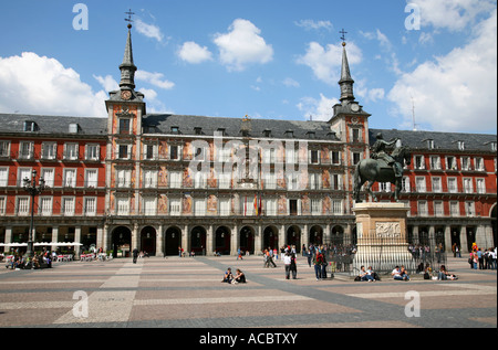 Madrid - Plaza Mayor, Statue von Felipe III und die Murial gemalt Casa De La Panaderia Gebäude in Madrid s berühmten Platz Stockfoto