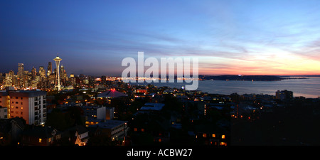 Sonnenuntergang über Elliot Bay und Seattle.  Panorama Stockfoto