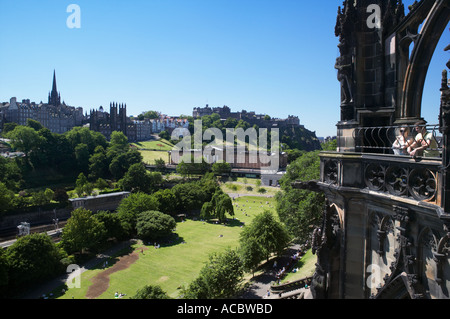 Das Scott Monument, Edinburgh, Schottland. Blick vom Denkmal über Princes Street Gardens und The Mound Edinburgh Castle Stockfoto