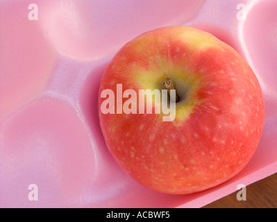 Ein Pink Lady Apfel Stockfoto