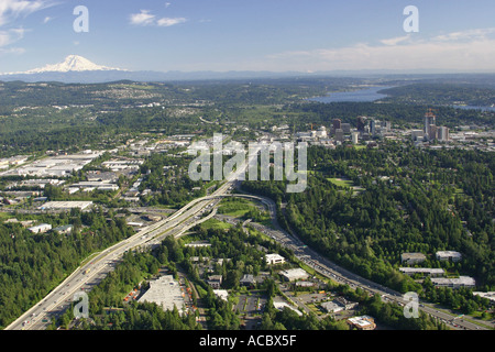 Luftbild des Bellevue Washington mit Mt Rainier im Hintergrund Stockfoto