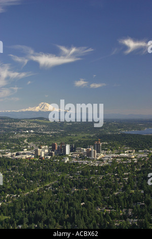 Luftbild des Bellevue Washington mit Mt Rainier im Hintergrund Stockfoto