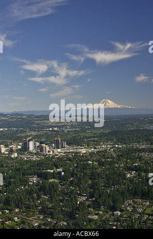 Luftbild des Bellevue Washington mit Mt Rainier im Hintergrund Stockfoto