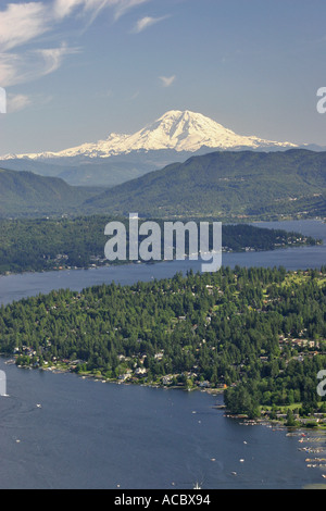 Luftbild des Mount Rainier und Lake Sammamish in Bellevue, Wa. Stockfoto