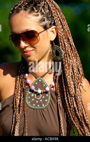 Glücklich Teenager-Mädchen mit langen braunen Haaren tanzen bei Rave-Party Hilltop 2007 Stockfoto