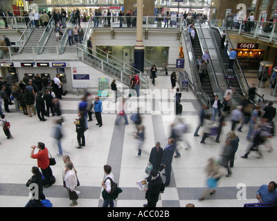 Masse der Menschen Pendler in Liverpool Street Bahnhof und u-Bahn Station London England UK Reisetag Stockfoto