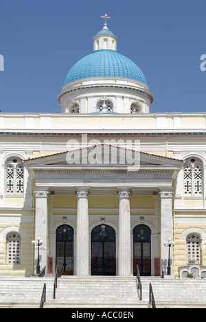 Piraeus Attika Athenscruise Schiff den Hafen in der Nähe der Griechisch-orthodoxen Kirche des Hl. Nikolaus Schutzpatron der griechischen Seeleute twin towers & Blue Dome Griechenland EU Stockfoto