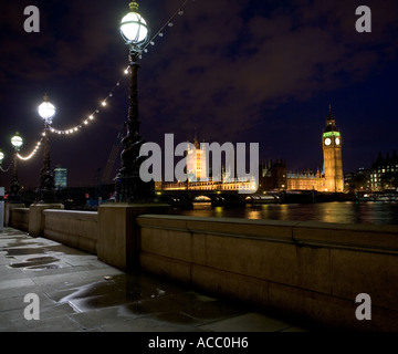 Entlang dem Fluss Themse London England mit Big Ben und Parlament bei Nacht Stockfoto