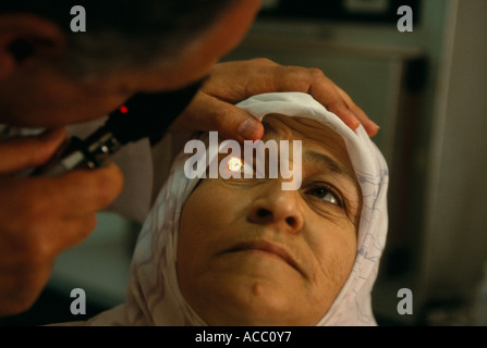 Eine Augenuntersuchung in einer Klinik in Beirut Libanon Stockfoto