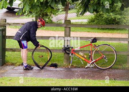 Radfahrer Reparatur Punktion auf Bürgersteig Stockfoto