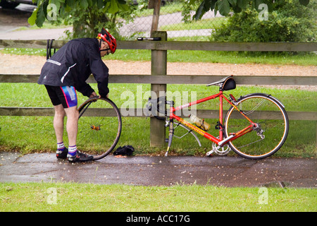 Radfahrer Reparatur Punktion auf Bürgersteig Stockfoto