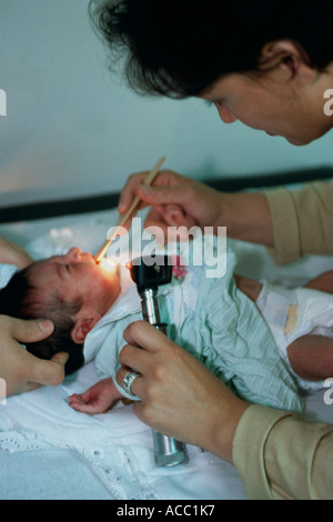Kinderarzt untersuchen neugeborenes Baby im Krankenhaus, Beirut, Libanon Stockfoto