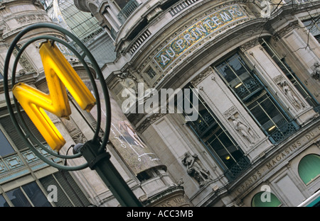 Au Printemps Kaufhaus mit der U-Bahn Station anmelden, Paris, Frankreich Stockfoto
