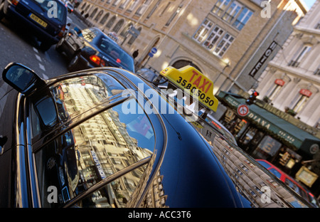 Taxis und Autos im Verkehr auf der belebten Straße, Paris, Frankreich Stockfoto