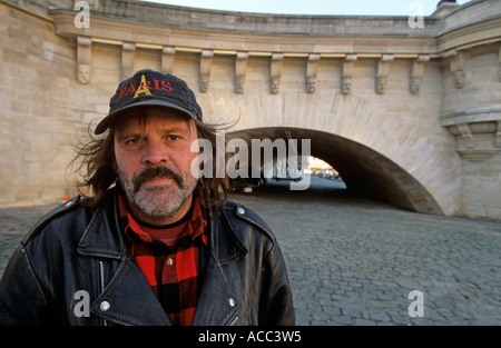 Obdachlosen Mann mit souvenir Baseball Cap auf gepflasterten Straße, Paris, Frankreich, Europa Stockfoto