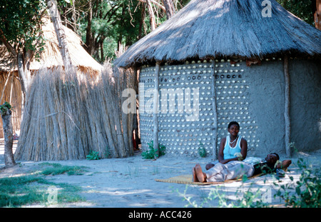 Eine native Kraal in Botswana aus Lehm Stroh und Recycling-Dosen Stockfoto