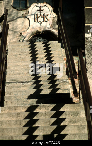 Treppe, die zu einer Kirche in Landsberg Lech Bayern Deutschland Stockfoto