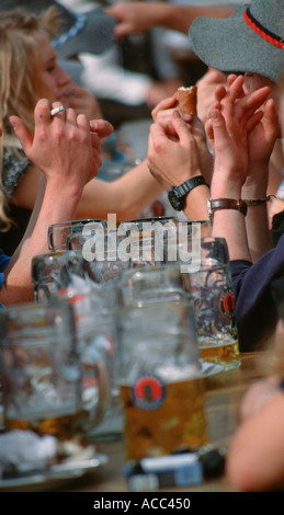 Bier auf dem Oktoberfest Oktoberfest in München München Bayern Deutschland Stockfoto