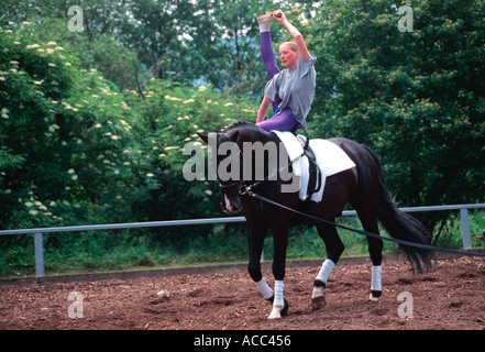 Junges Mädchen training und Aufwärmen vor dem Start bei einem Voltige-Turnier in Bayern Stockfoto