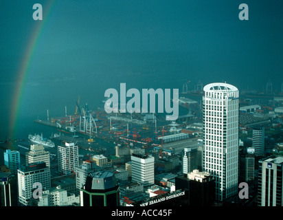 Blick von der Auckland Skytower zur Innenstadt mit Regenbogen Neuseeland Stockfoto