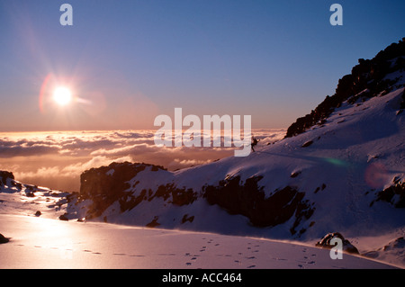 Sonnenuntergang am Mount Ruapehu höchsten North Island Tongariro Nationalpark Neuseeland Bergsteiger winken und tanzen auf Sims Stockfoto