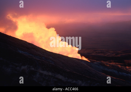 Feuer trifft Wasserdampf in den Ketetahi Hot Springs bilden eine Wolke von Nebel in den späten Abend Neuseeland Tongariro Crossing Stockfoto