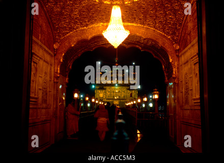Amritsar Indien Goldene Tempel Eingang für Diwali beleuchtet Stockfoto