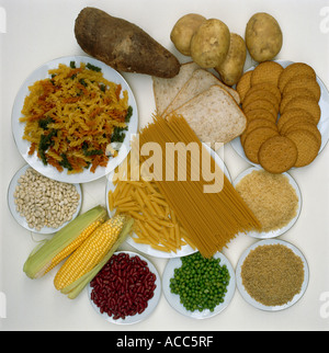 Kohlenhydrate Weizen geknackt Mais Reis Kartoffeln Yam Erbsen Brot Pasta Verdauungs-Kekse Stockfoto