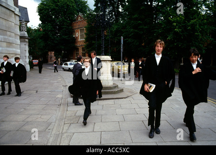 Eton College Studenten außen College England Stockfoto