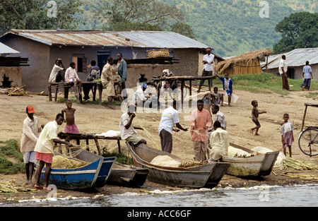 Männer ausbessern Fischernetze, Uganda Stockfoto