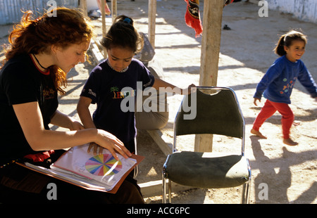 Jüdische Schule Lehrer unterrichten an Beduinenlager, Jerusalem Stockfoto