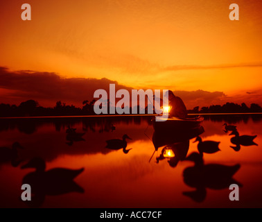 Jäger legt Ente Lockvögel bei Sonnenaufgang in Florida Lake USA Stockfoto