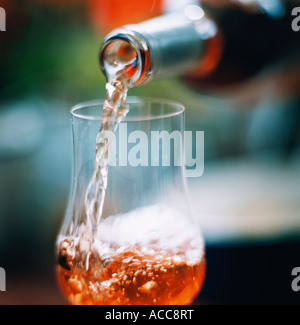 Wein in ein Glas gegossen wird. Stockfoto