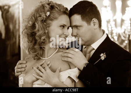 Neu verheiratet paar beim Schmusen Stockfoto