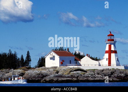 Osten Quoddy Head Licht Leuchtturm Kopf Hafen Leuchtturm East Quoddy Head Leuchtturm mit Rotkreuz- und Angelboot/Fischerboot Stockfoto