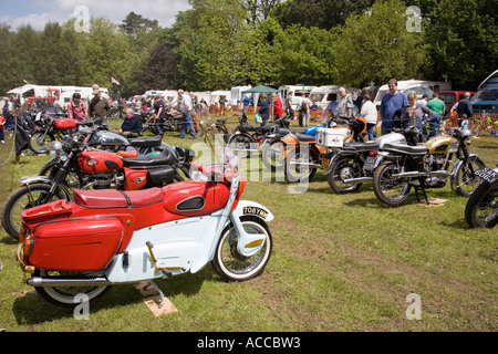 Klassische alte Motorräder auf dem Display bei einer Kundgebung Abergavenny Wales UK Stockfoto