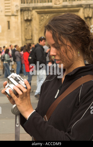 Junge Frau langes Haar Überprüfung LCD auf Rückseite der Canon Digitalkamera Stockfoto