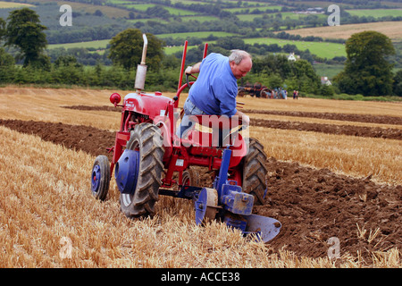 Klassische Traktor Pflügen Irland Stockfoto