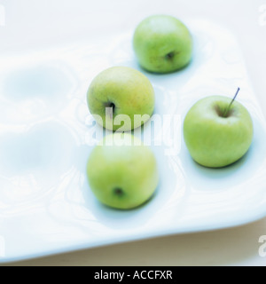 Grüne Äpfel in einer weißen Schale. Stockfoto