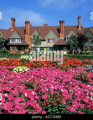 Eine blumengeschmückte Kreisverkehr in Port Sunlight, Cheshire, mit Kunst und Kunsthandwerk-Gehäuse hinter. Stockfoto