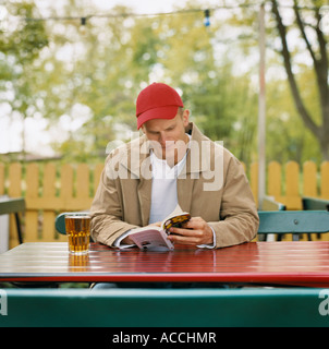 Ein Mann, ein Buch zu lesen. Stockfoto