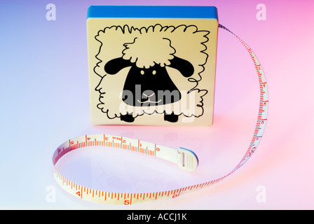 Offenen Maßband aufgerollt Runde auf einem farbigen Hintergrund Stockfoto