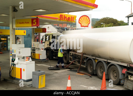 Ein Benzin-Tanker Fahrer arbeiten Nachfüllen Shell Tankstelle Aberystwyth wales Cymru uk Stockfoto