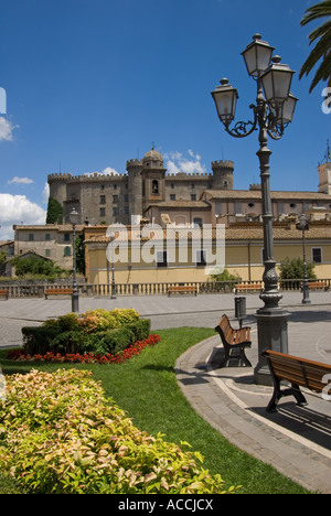 Bracciano, Lazio, Italien. Stadtzentrum und Castello Orsini Odelschalchi (Burg) Stockfoto