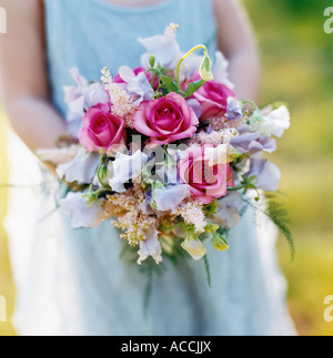 Ein Blumenstrauß mit Rosen und Wicken Nahaufnahme. Stockfoto