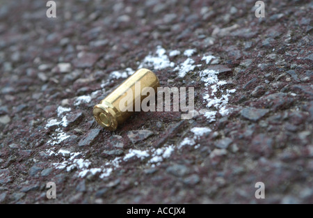 eine 9mm Kugel Gehäuse auf dem Boden markiert mit Kreide Stockfoto