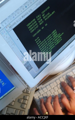 ein Computer-Virus-Code und einem Computer-Bildschirm Stockfoto