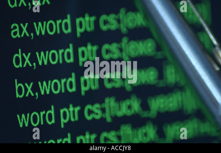 ein Computer-Virus-Code und einem Computer-Bildschirm Stockfoto