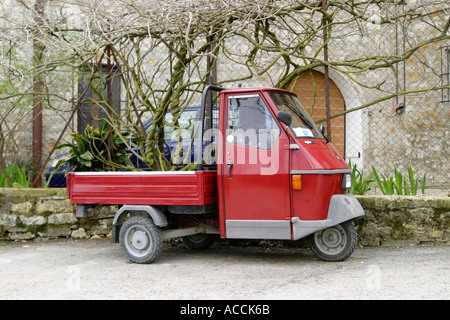 Geparkten LKW am Weinberg in Italien Stockfoto