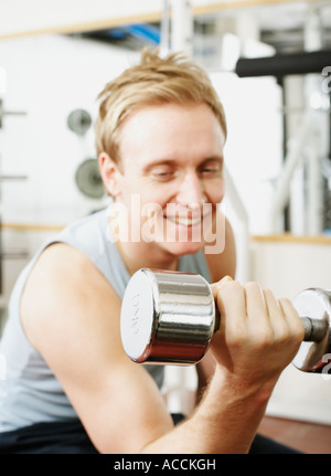 Ein Mann in einem Fitnessstudio trainieren. Stockfoto